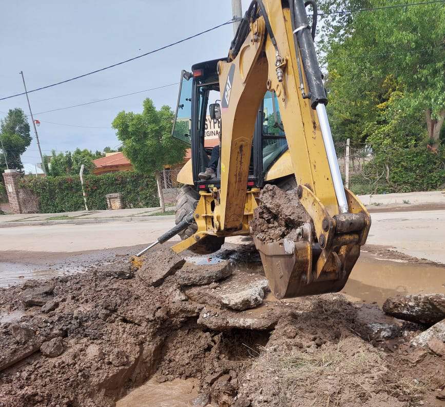Se trabaja en la reparación del caño de agua en barrio Gardín