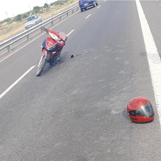 Ruta 22: cayeron de la moto por un desperfecto mecánico