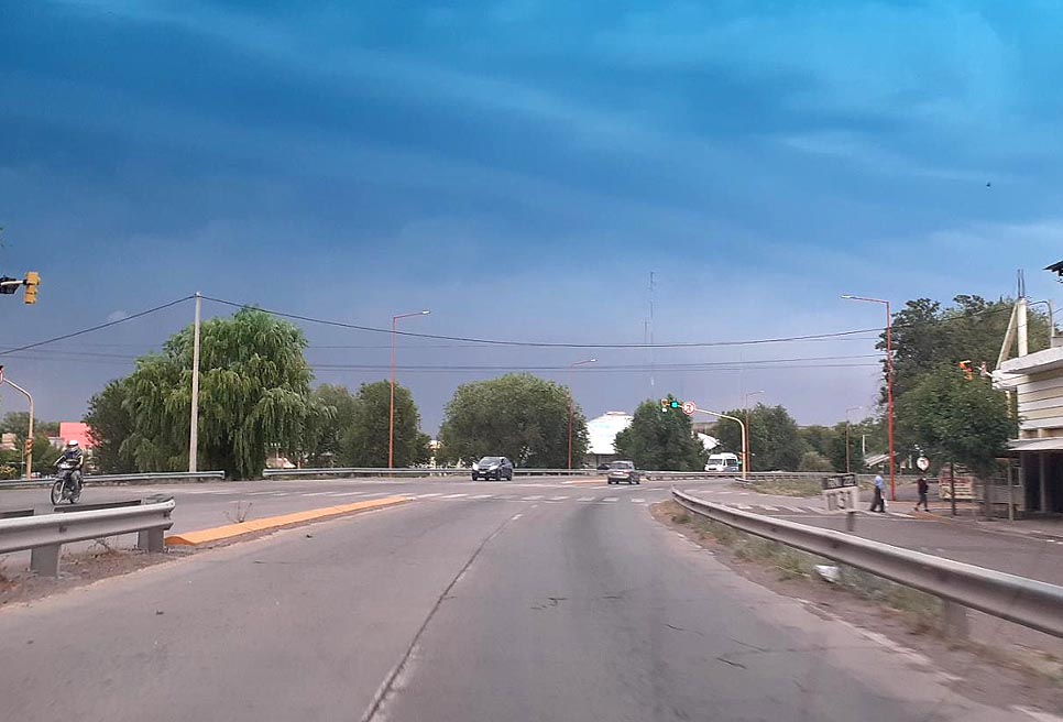 Ruta 22: lo encandiló el sol y chocó en el semáforo de San Martín