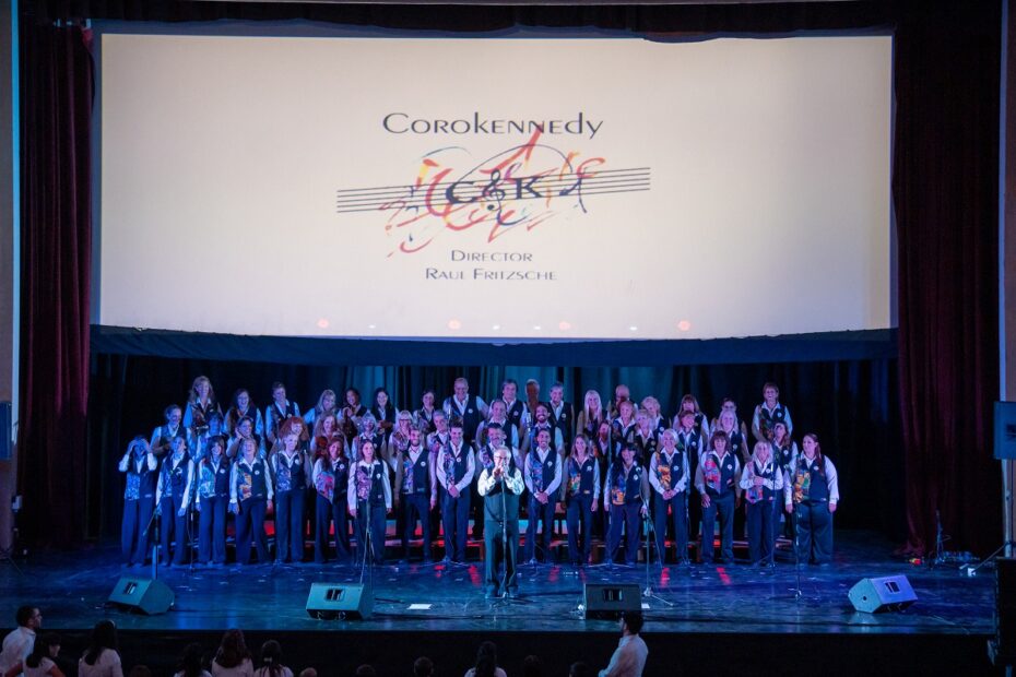 El Coro Kennedy brilló en su presentación en el teatro Círculo Italiano