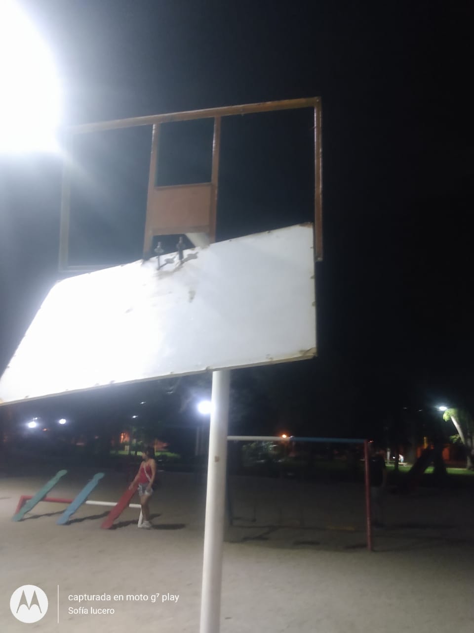 Plaza Belgrano: “No puede ser que cueste tanto reparar un aro de básquet”
