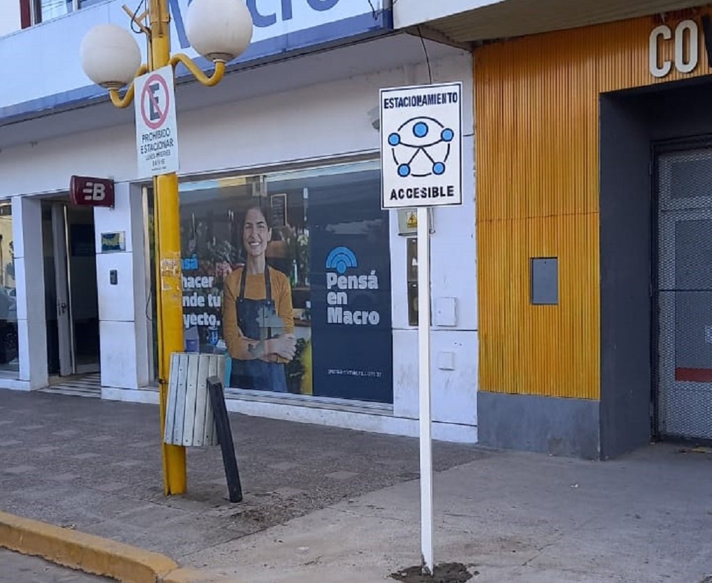 Se instalaron carteles de estacionamiento accesible en puntos estratégicos de Regina