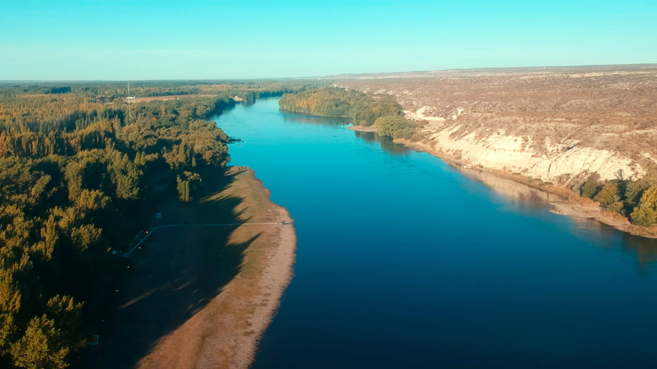 El agua del río Negro es apta para el uso recreativo