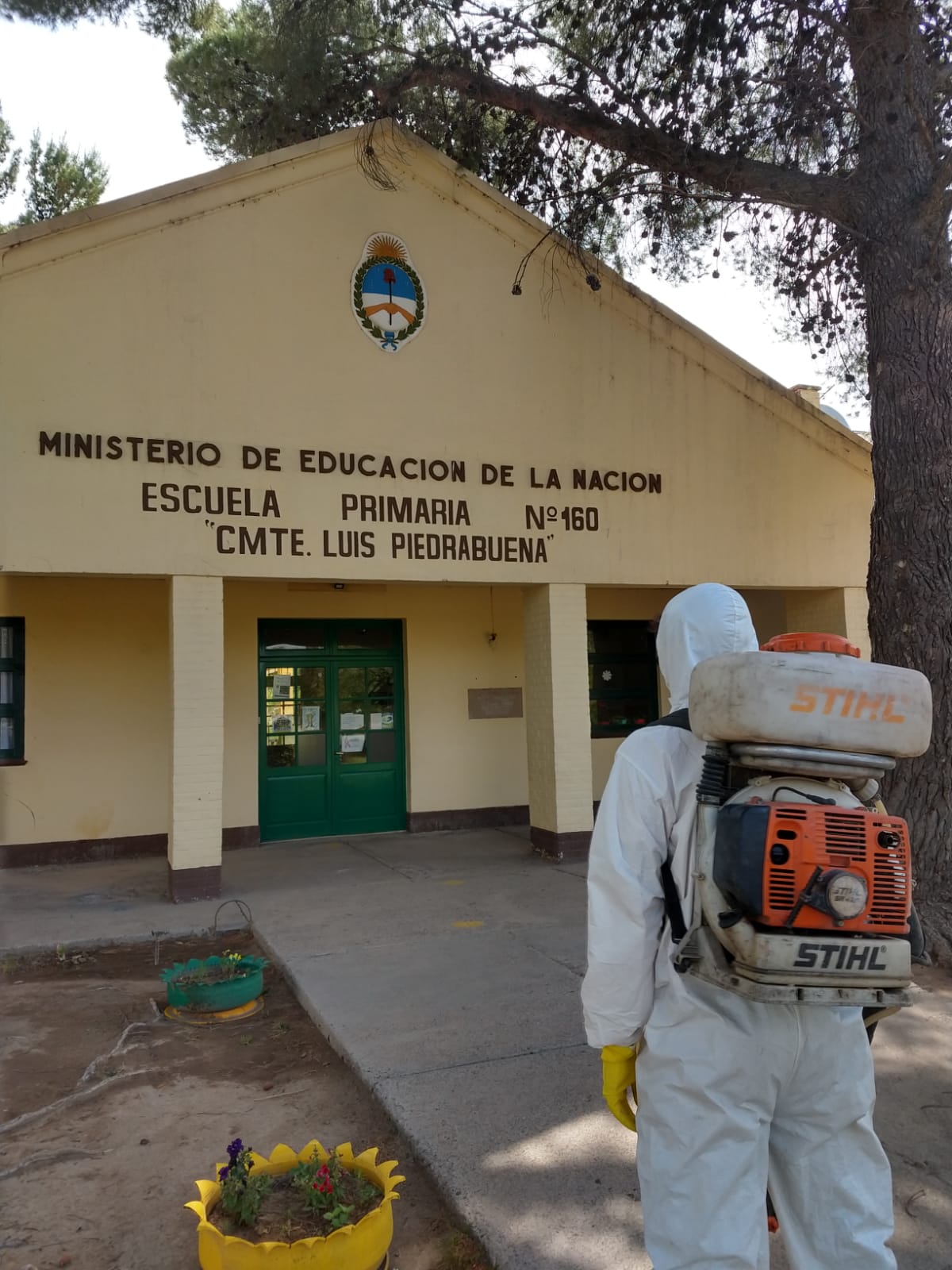 Diferentes tareas de mantenimiento se llevan adelante en establecimientos educativos de Chichinales