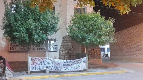 Protesta policial: un Jefe de Regina lo invitó a debatir y luego a pelear en la plaza de Pinocho