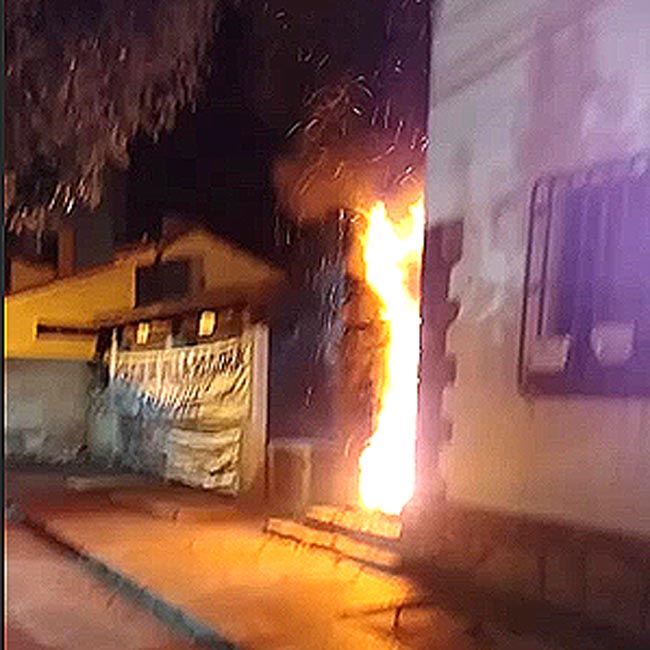 Incendiaron la puerta de la Jefatura policial en Regina