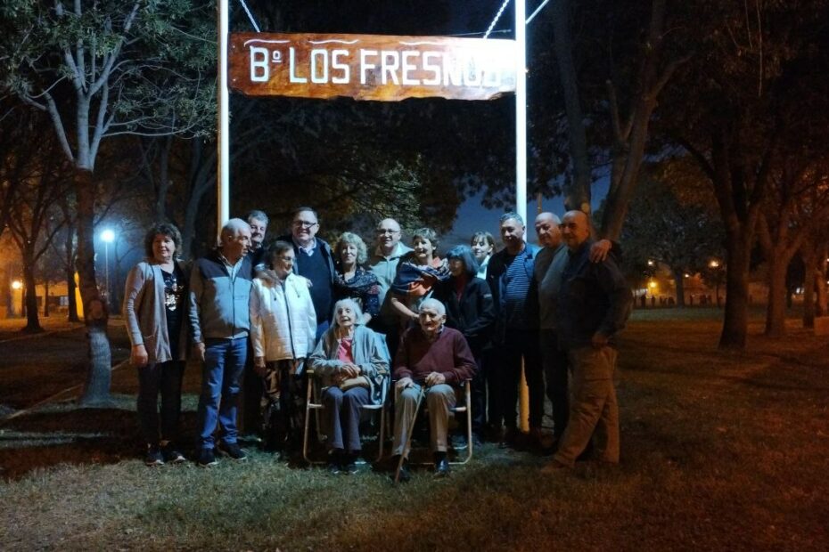 Regina: Los Fresnos inauguró su cartel de identificación en la plaza Güemes