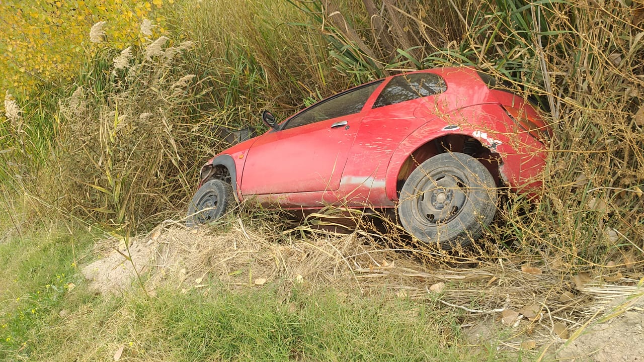 Motociclista y automovilista accidentados, uno por caer al canal y otro por volcar