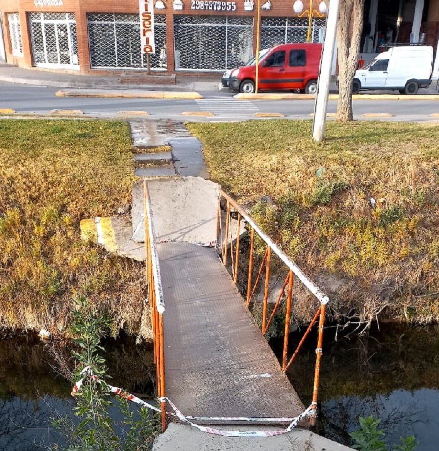 Está inhabilitada la pasarela sobre al arroyo Salado a la altura de la calle Castelli