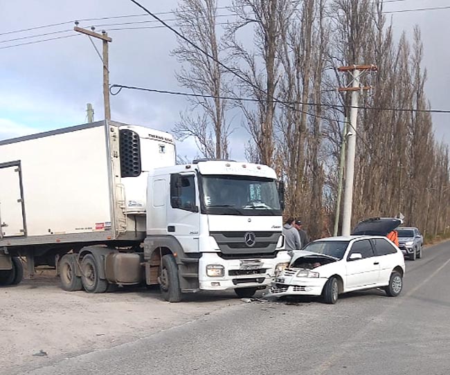 Chocaron auto y camión en zona rural de Regina