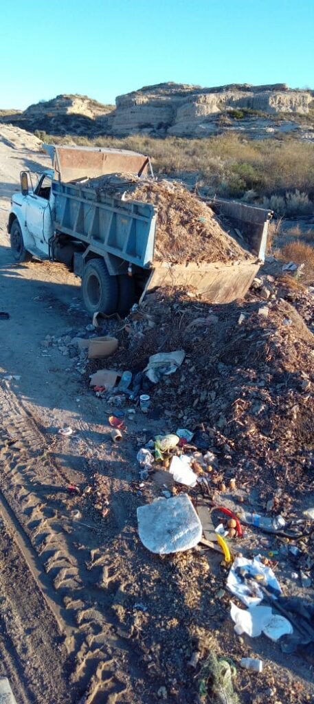 Mientras se limpiaba un basural no autorizado, un camión arrojaba residuos y escombros en el acceso a la barda norte