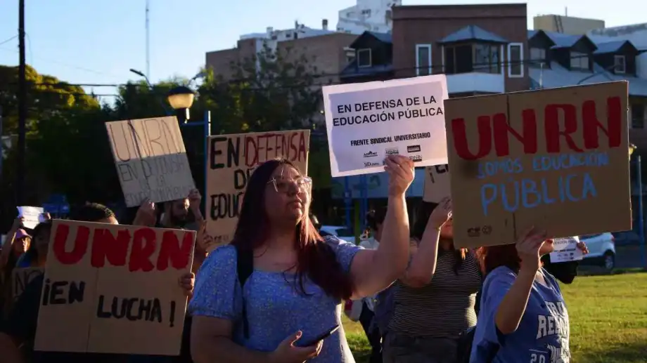 Universitarios de Regina se movilizan por la ley de presupuesto