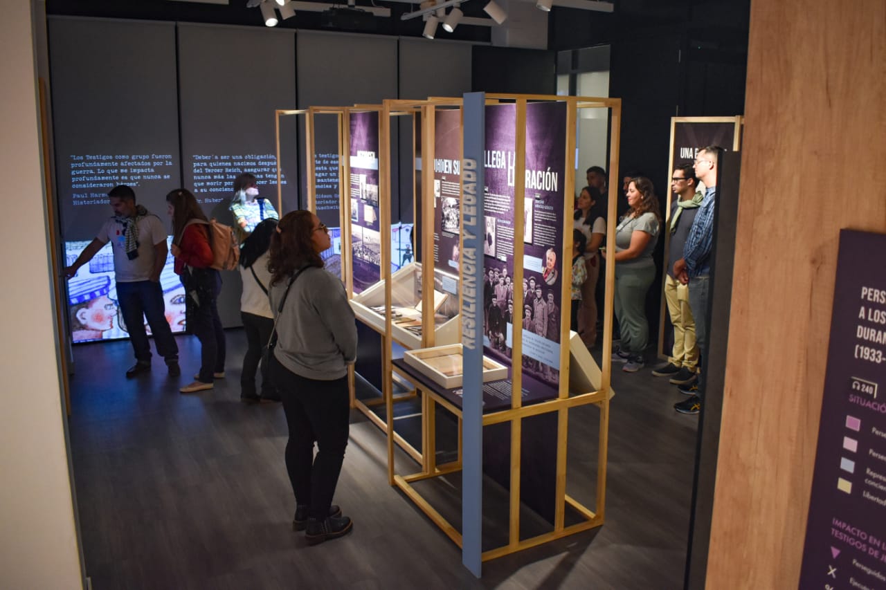El Museo del Holocausto de Buenos Aires inaugura la muestra: “Triángulos púrpuras: una historia de coraje y resiliencia”