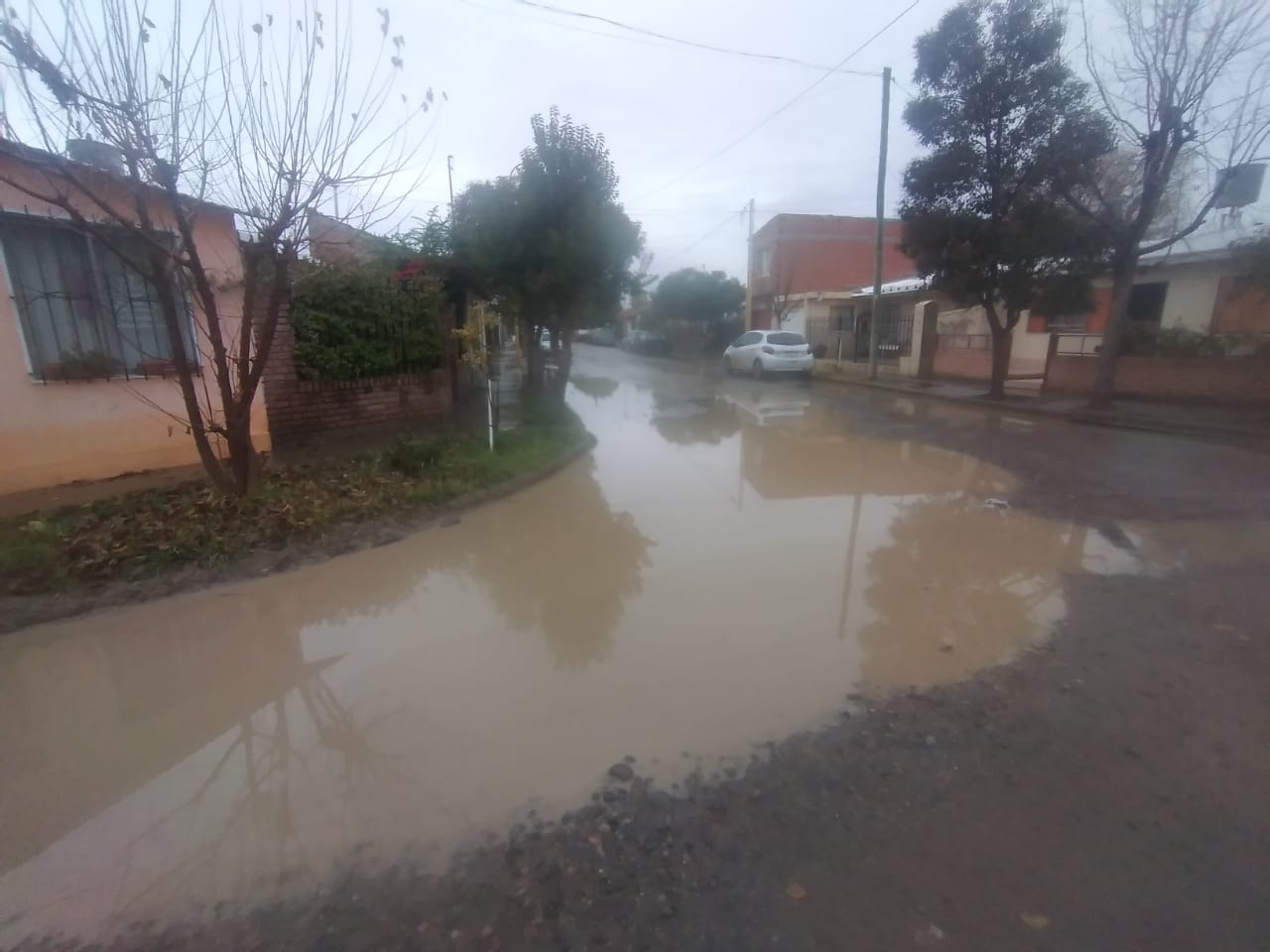 Solicitan un arreglo a la inundación de la calle en barrio CGT