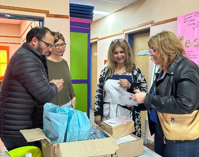 Entrega de kits escolares y obras a realizar en la escuela de Chelforó