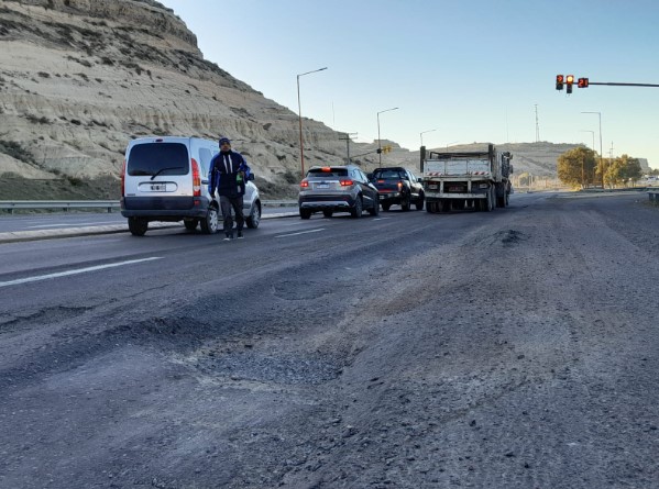 Un auto quedó «colgado» por el estado de la ruta en el ingreso a Regina