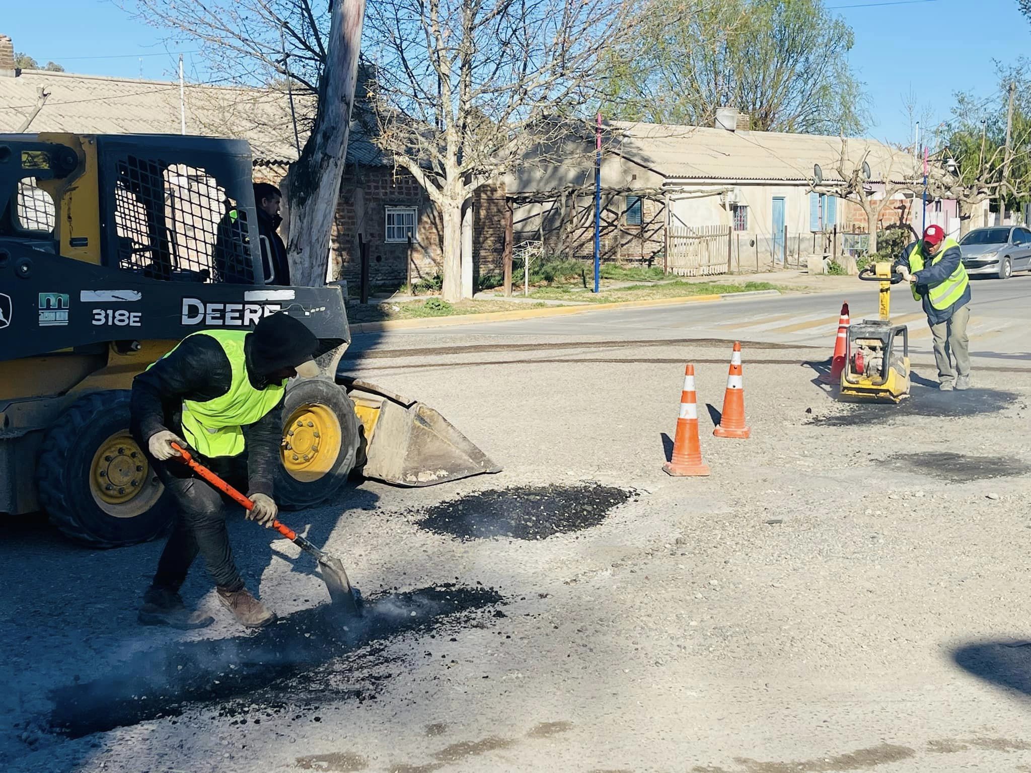 Se realizan tareas de bacheo en Ingeniero Huergo