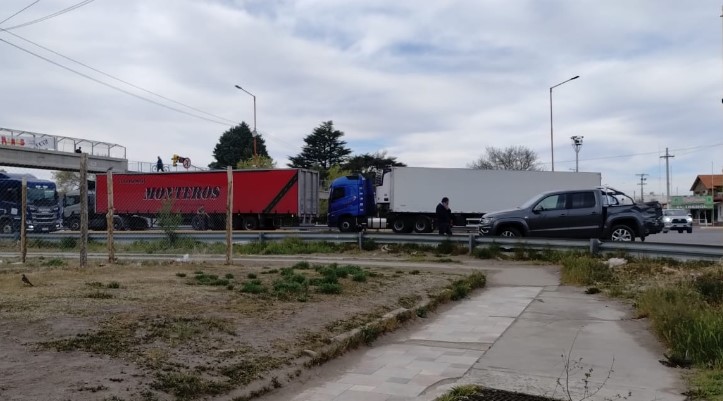 Otro choque en Ruta 22 por la imprudencia de cruzar un semáforo en rojo