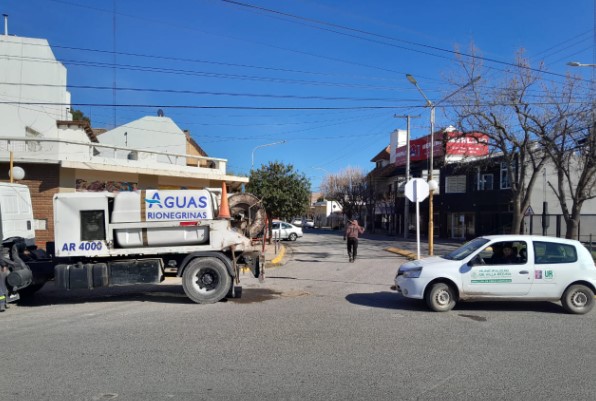 Se habilitó el transito en avenida Cipolletti luego del recambio de un colector cloacal