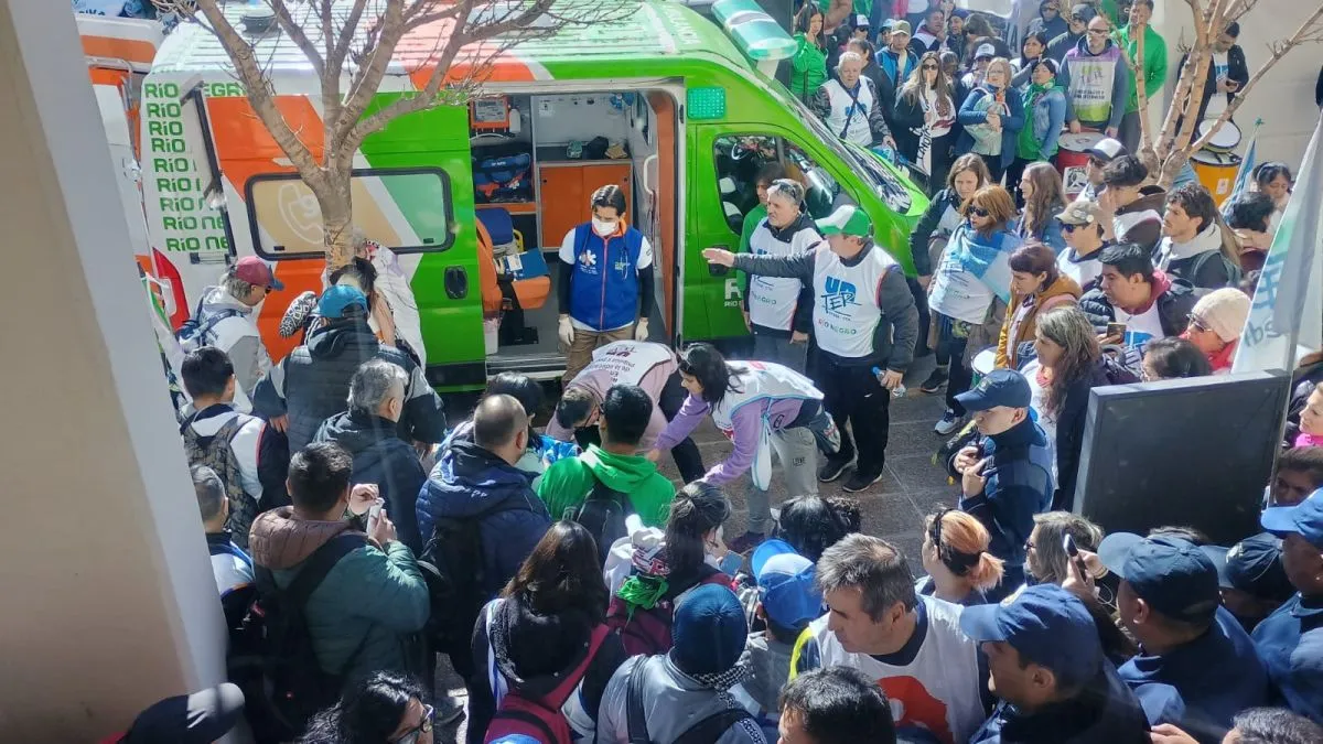 Video: hubo corridas y gas lacrimógeno contra los docentes afuera de la Legislatura