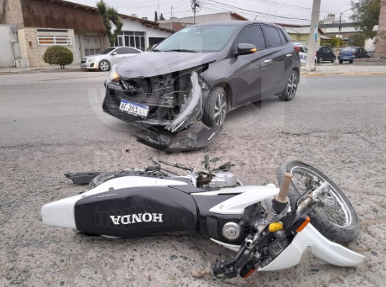 Choque en Regina: un motociclista fue derivado a Roca por las graves lesiones que sufrió