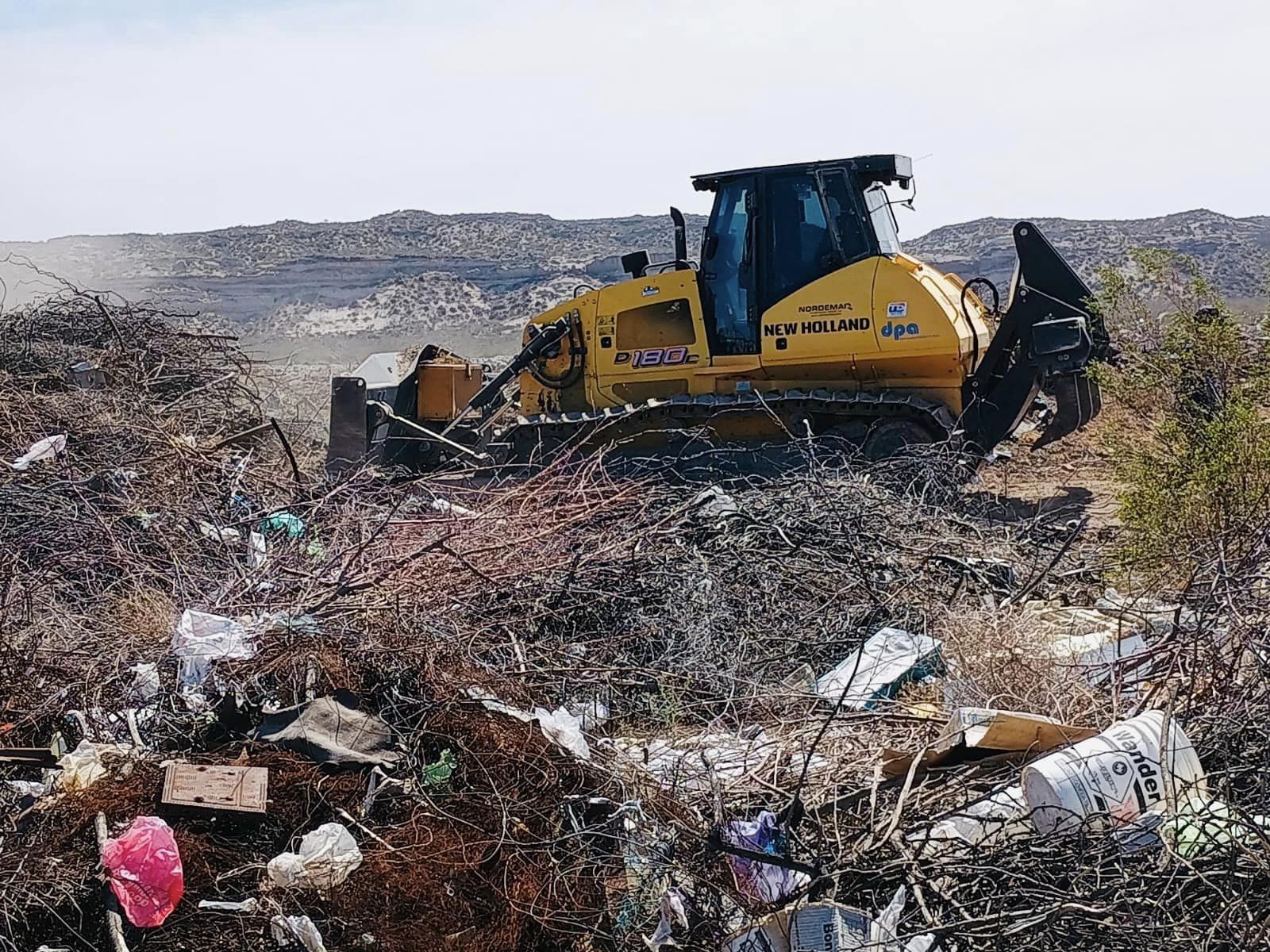 Se realizan trabajos de acondicionamiento en el basurero municipal de Huergo