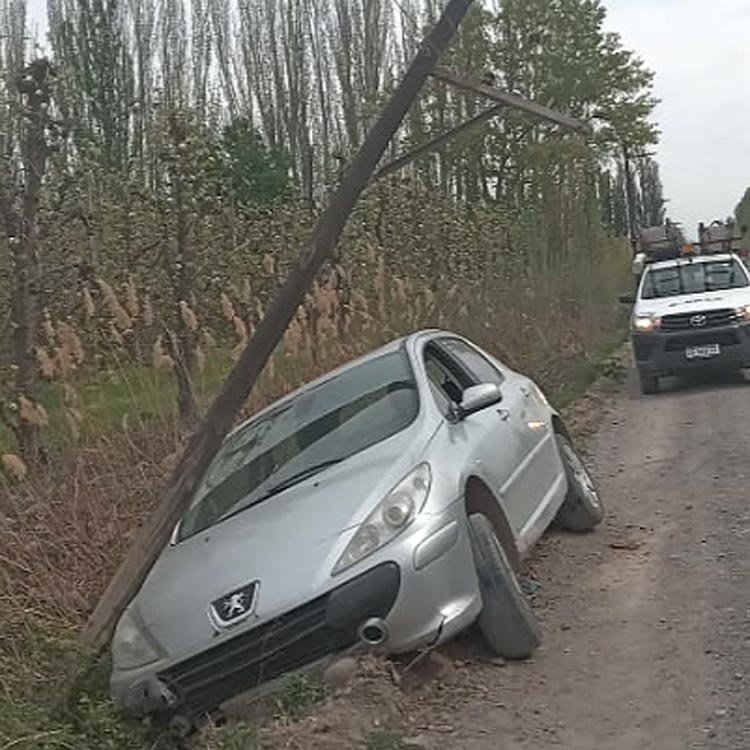 Chocó un poste al tratar de esquivar un pozo en zona rural