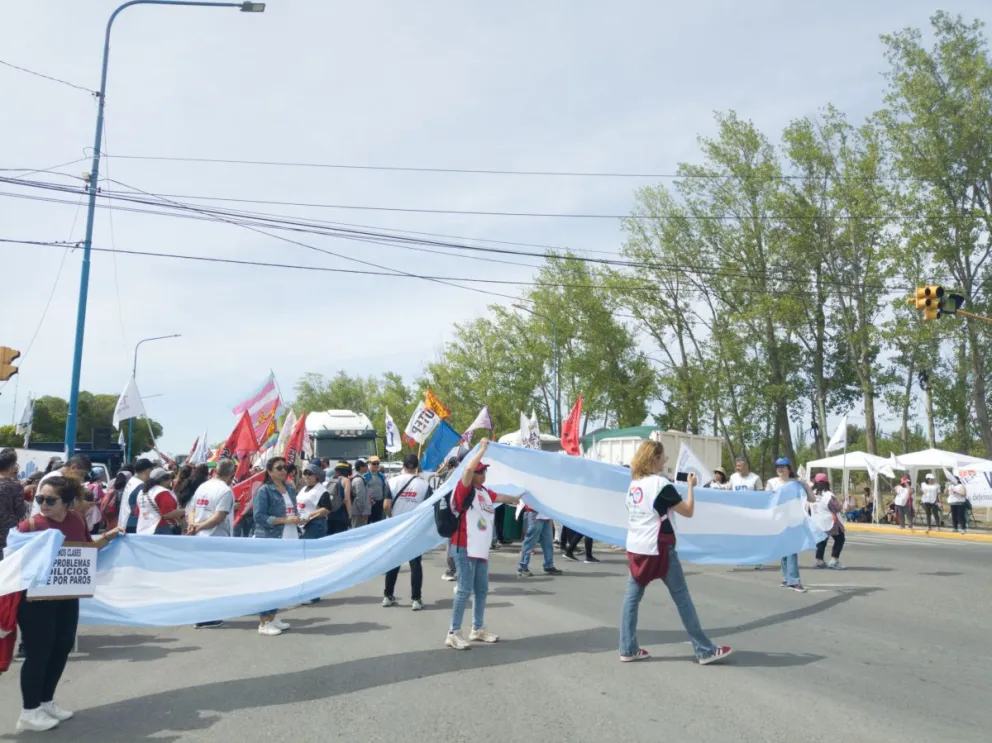 Protesta sin corte sobre Ruta 22 y San Juan: docentes y universitarios manifiestan en defensa de la educación pública