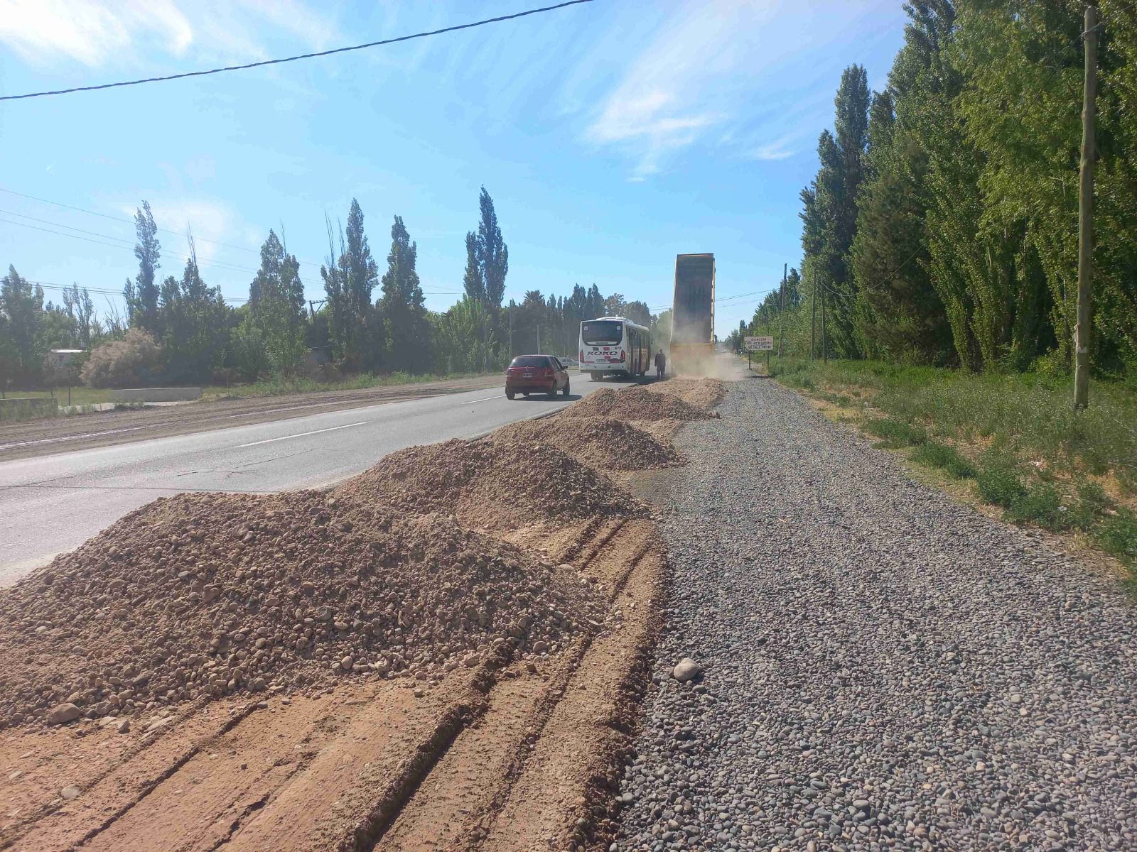 Circular con precaución: realizan trabajos sobre las banquinas de Ruta 22