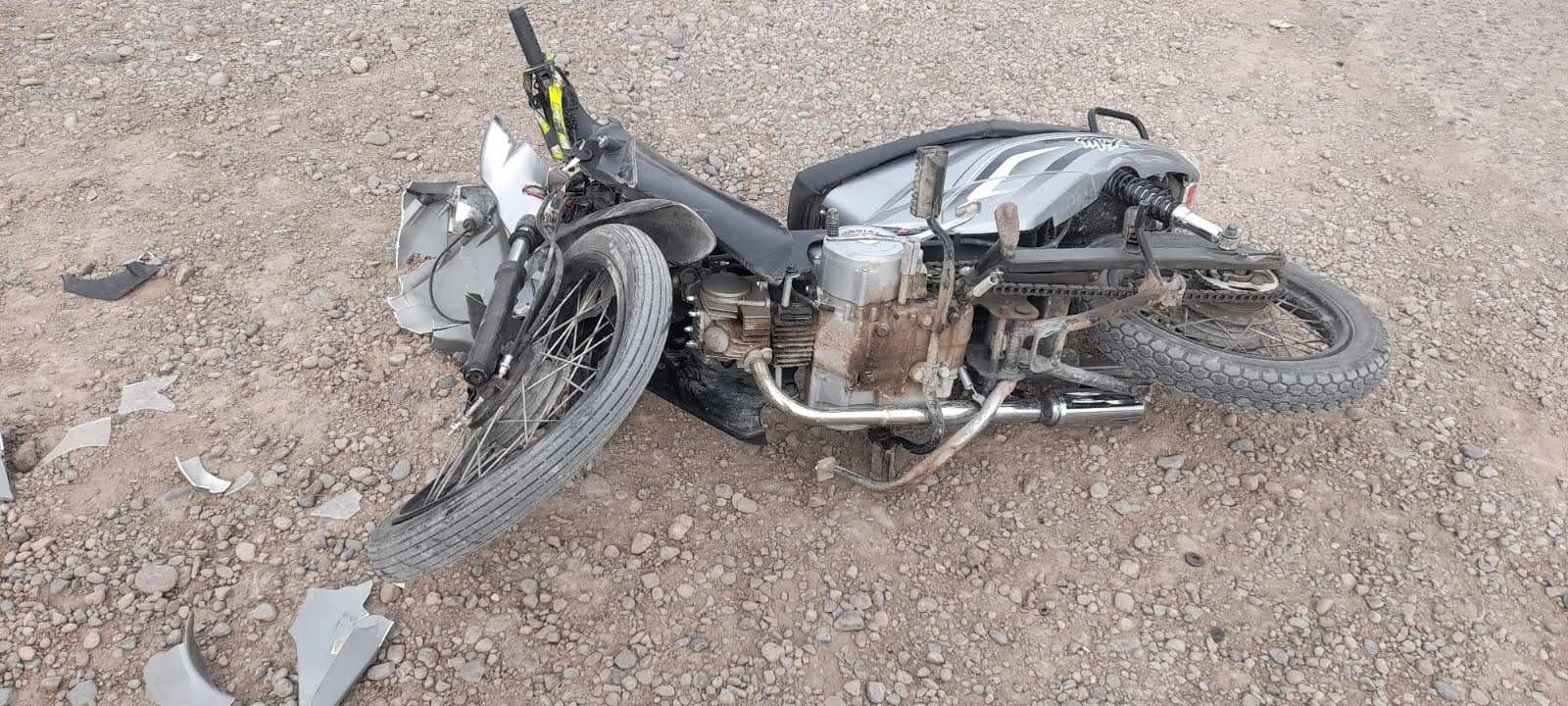 Una motociclista sufrió graves lesiones por un choque y fue derivada al hospital de Roca