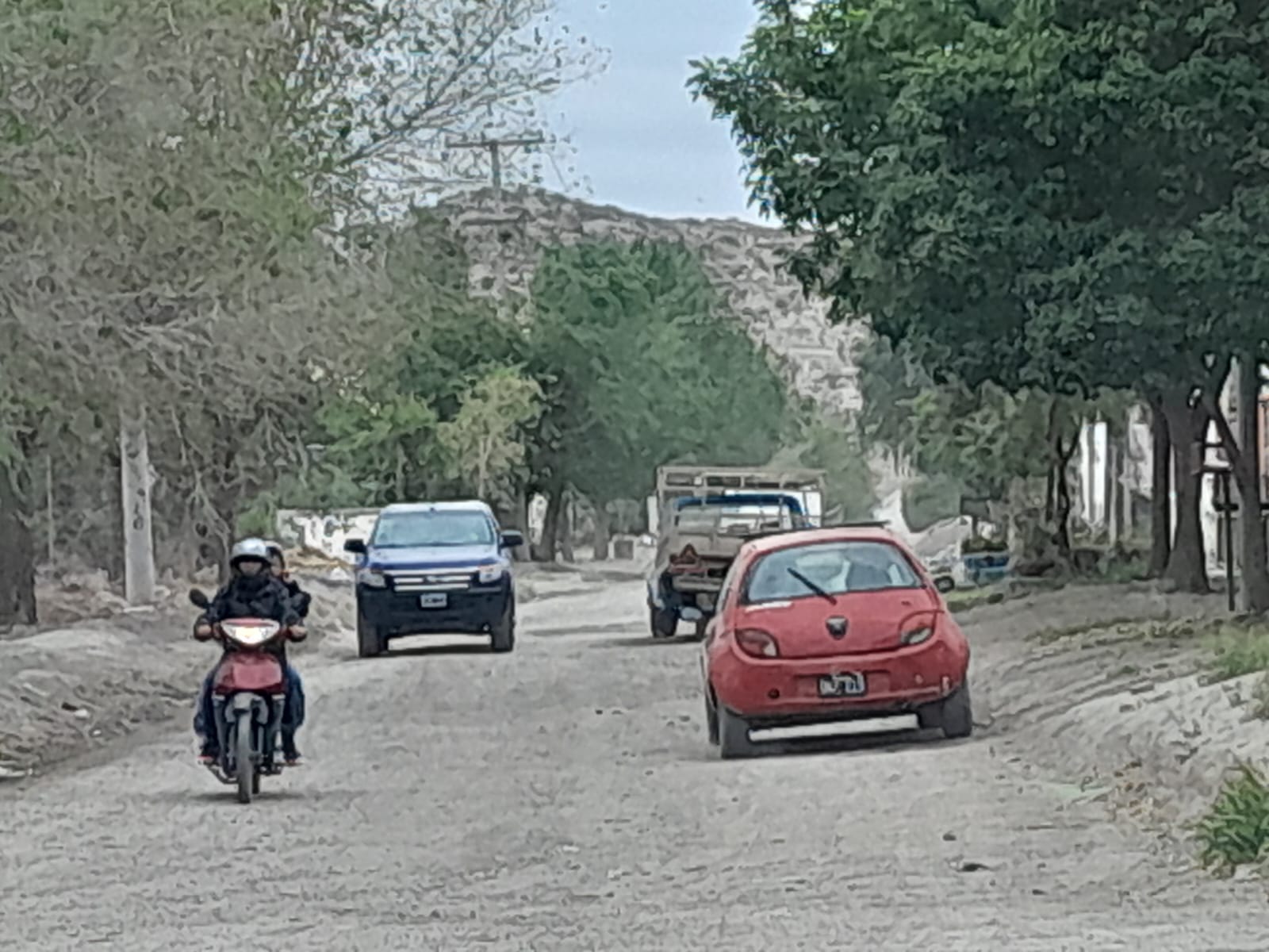 Malestar por las dificultades a la hora de transitar por calle Los Nogales debido a los pozos y los desagotes