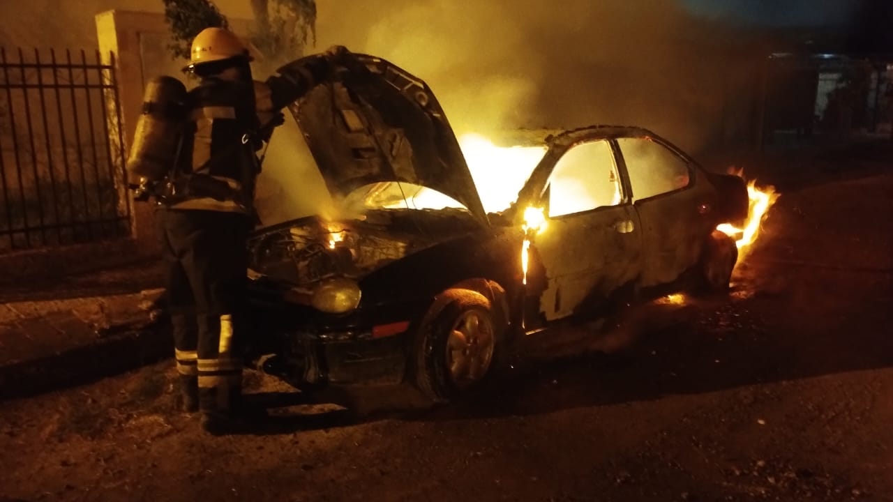 Incendiaron un auto en Barrio Gardín