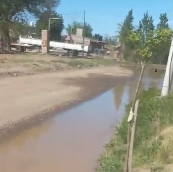 Otra vez desbordó el desagüe en calle Antártida