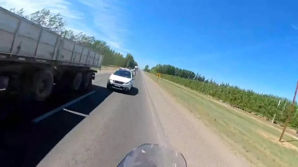 VIDEO: motociclista esquivó un auto en contramano y se salvó de milagro en Ruta 22