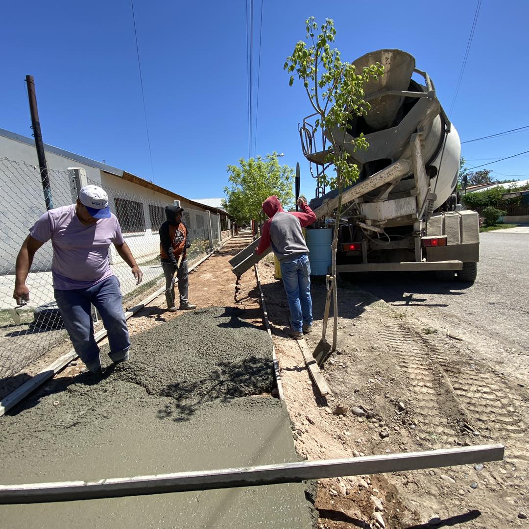 Sigue el plan de veredas en Chichinales, ahora frente a la ESRN 75