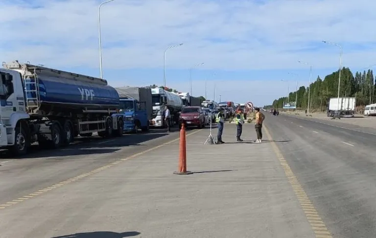 Continúa el corte total en la Ruta 22: largas filas y demoras para quienes viajan a la cordillera por el fin de semana largo