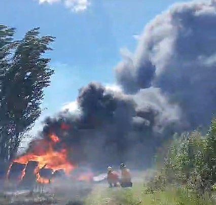 Video: combaten un incendio en una chacra de Chichinales