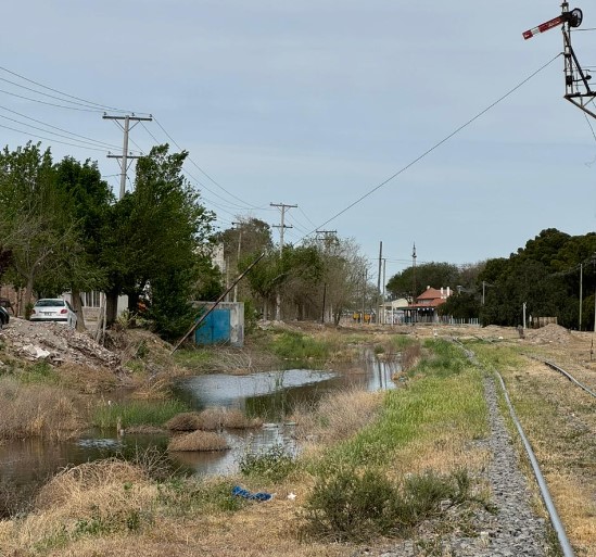 Preocupación por la laguna que se forma cerca de las vías del ferrocarril