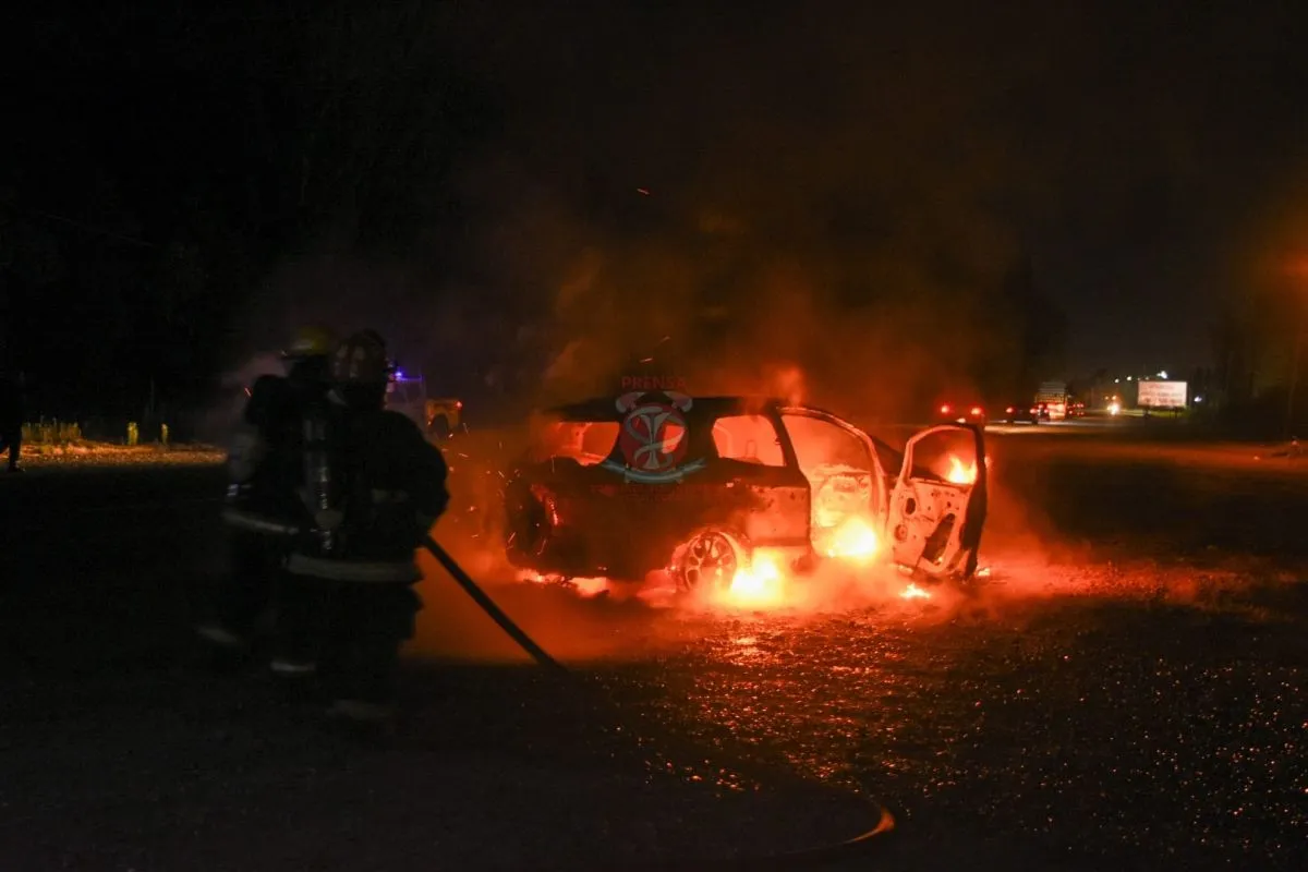 Una camioneta ardió por completo en plena Ruta 22