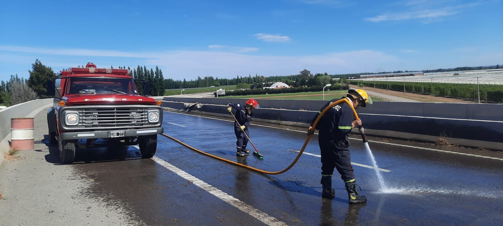 Perdió parte de su carga sobre la ruta, bomberos tuvo que limpiar