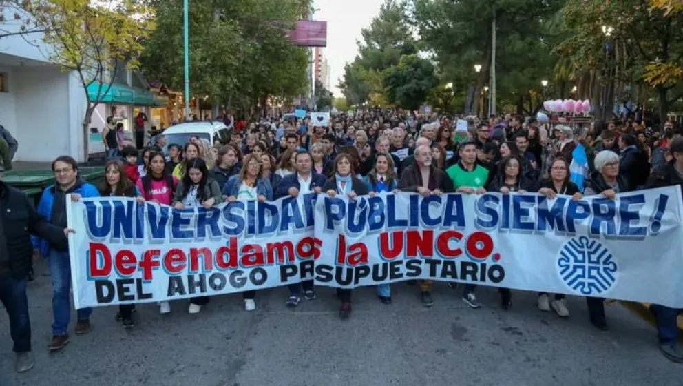 Protestas en Río Negro y Neuquén: universidades públicas se movilizan por el financiamiento