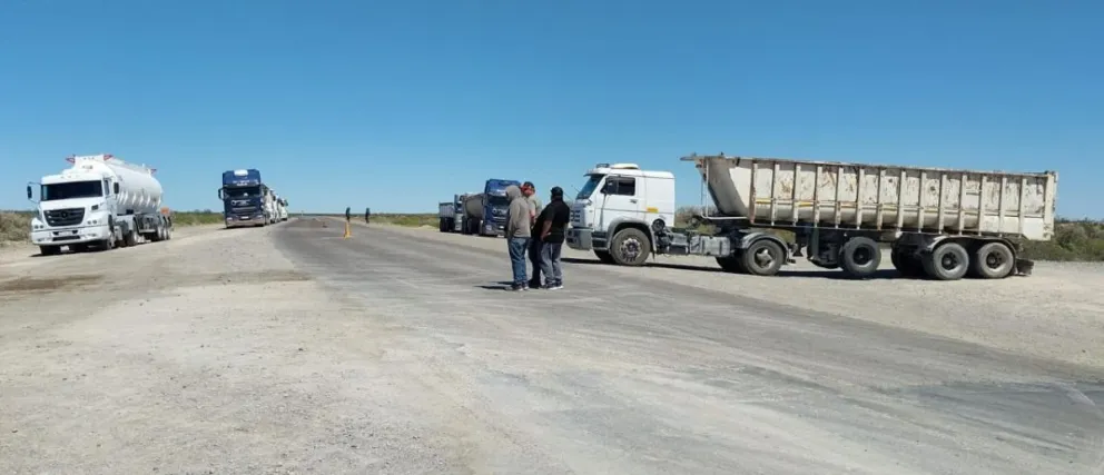 Transportistas locales manifiestan en la Ruta 6 y el tránsito está lento en la zona de Paso Córdoba