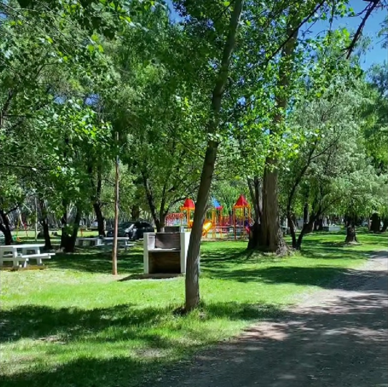 Con nuevos juegos reubicaron una plaza en el balneario municipal