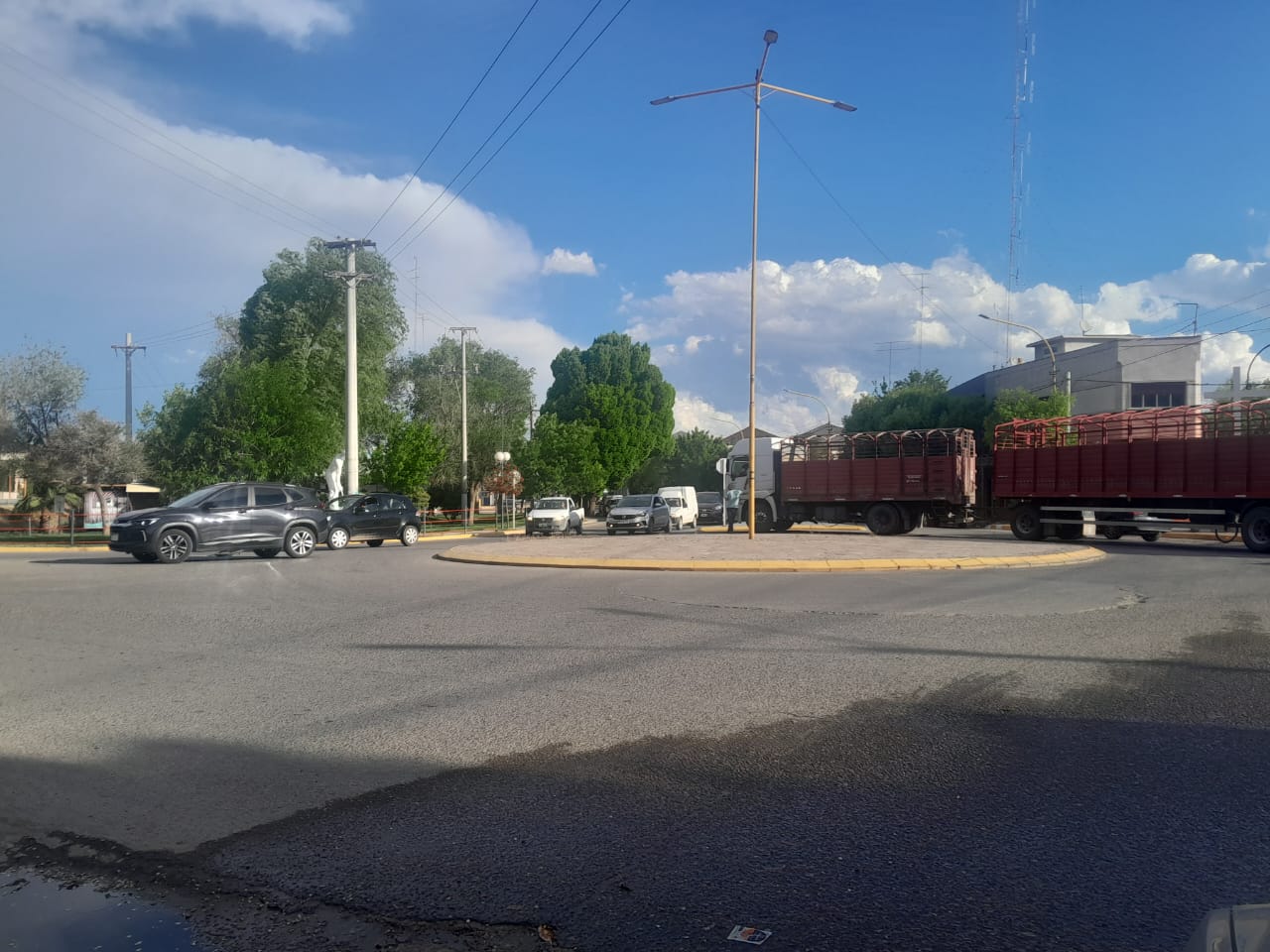 Choque en la rotonda: se informó qué tipo de heridas sufrió el ciclista