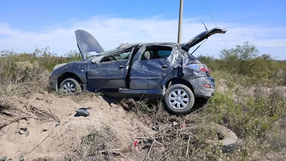 Despiste seguido de vuelco en Ruta 22: los ocupantes viajaban al Alto Valle