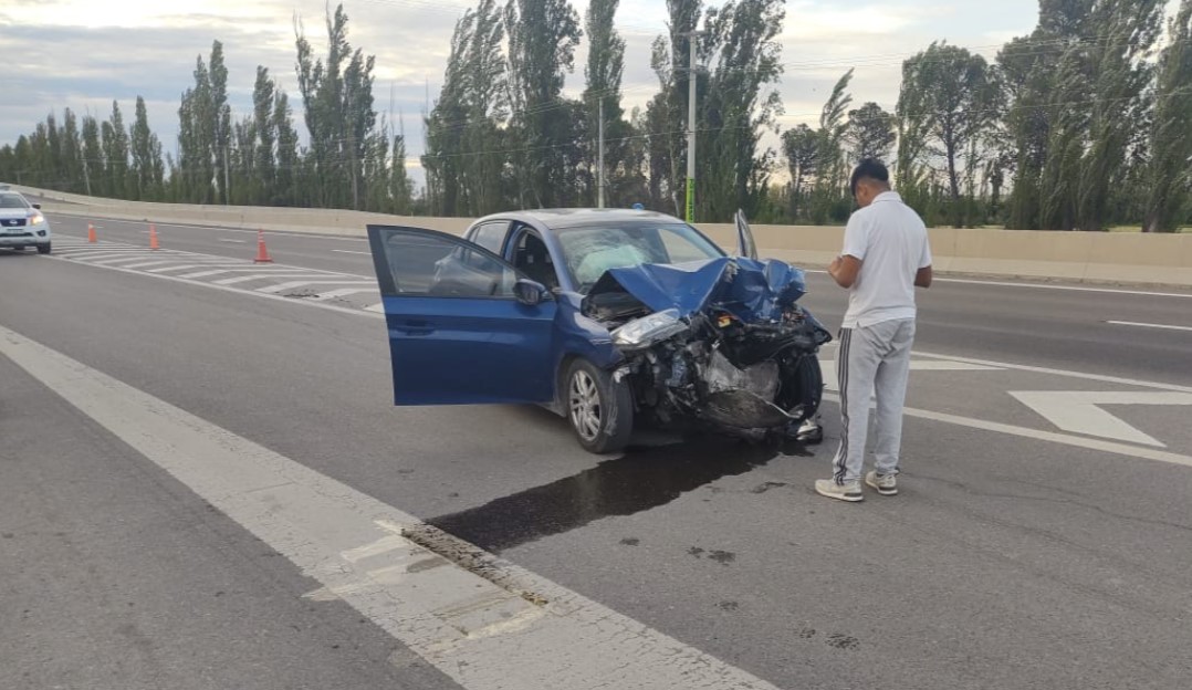 Ruta 22: chocaron un camión y un auto entre Huergo y Mainqué