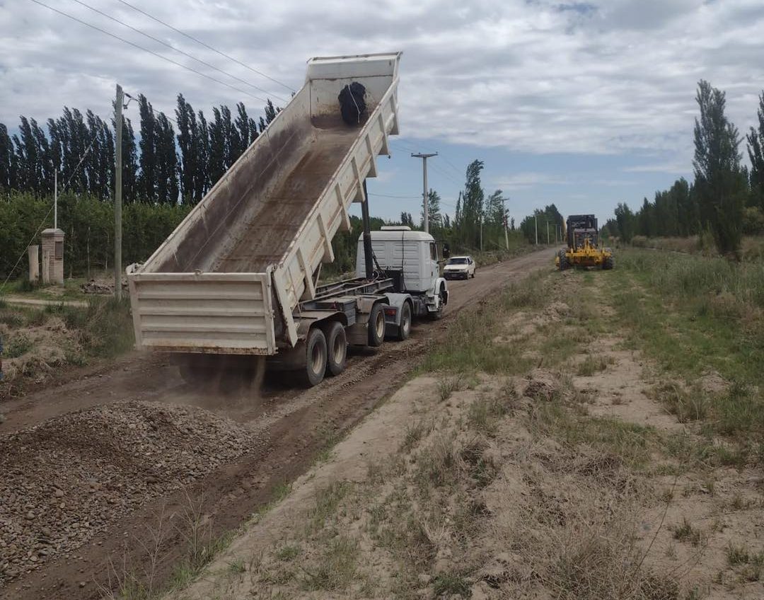 Comenzó el mantenimiento de caminos rurales acordados entre el municipio y productores