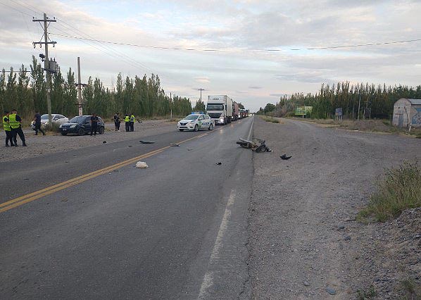 Ruta 22: un giro a la izquierda provocó que chocaran un auto y una moto en Cervantes