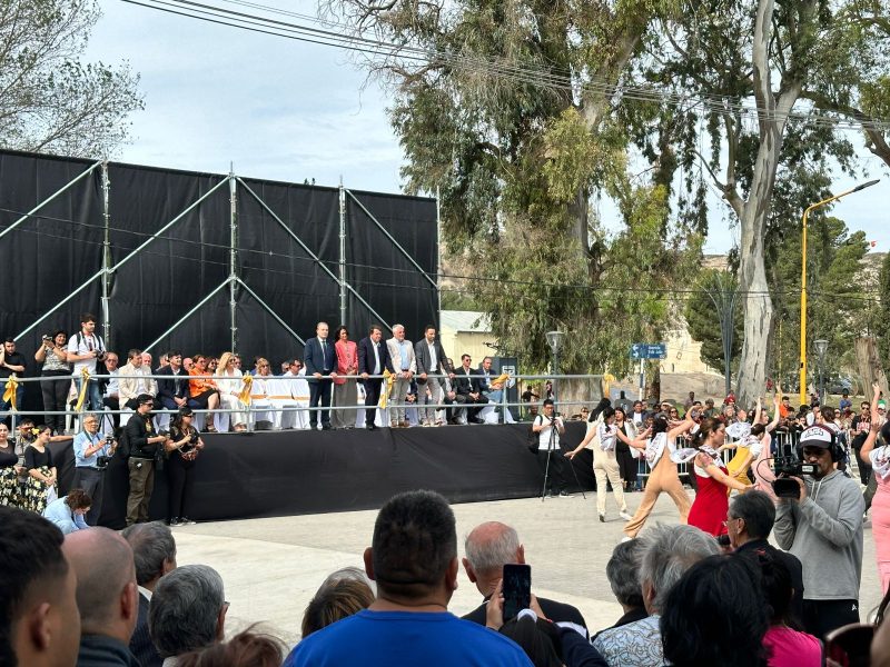 Colorido desfile con Granaderos, carrozas y delegaciones por el aniversario de Regina